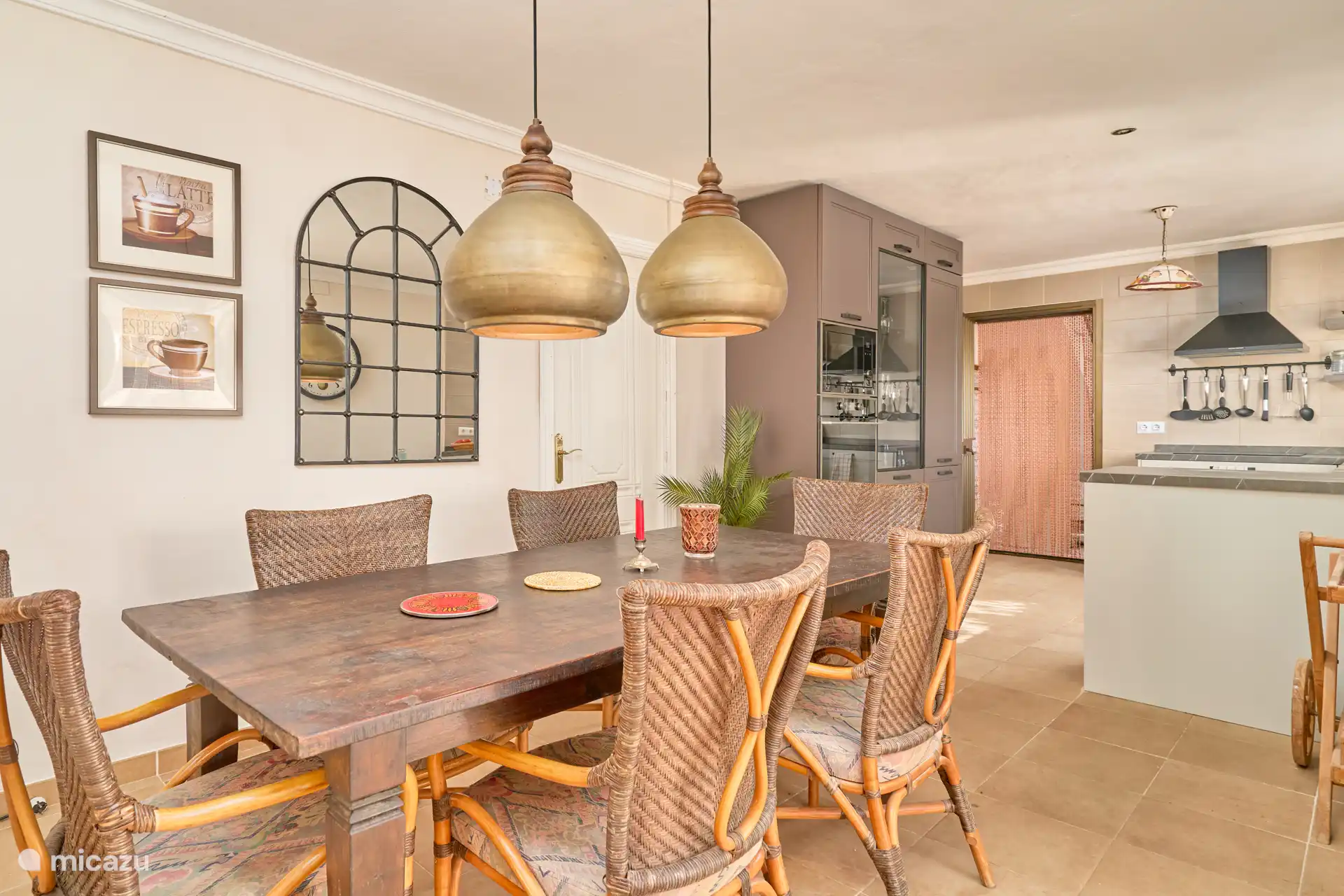Vista de la cocina con mesa de comedor