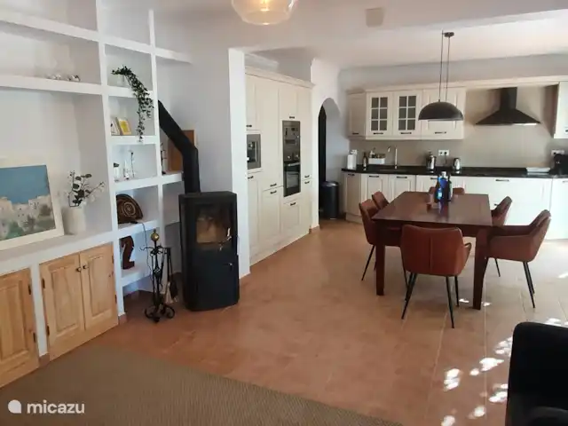 Casa Repisa en España, Andalucía, Cómpeta - villa cocina con mesa de comedor 2da parte