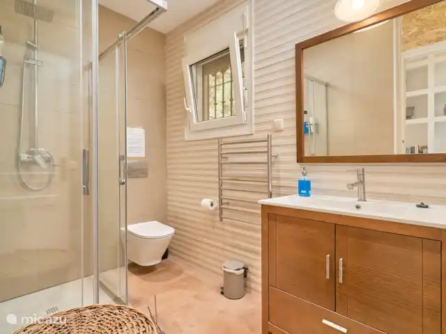 Casa Repisa en España, Andalucía, Cómpeta - villa 2º baño zona principal