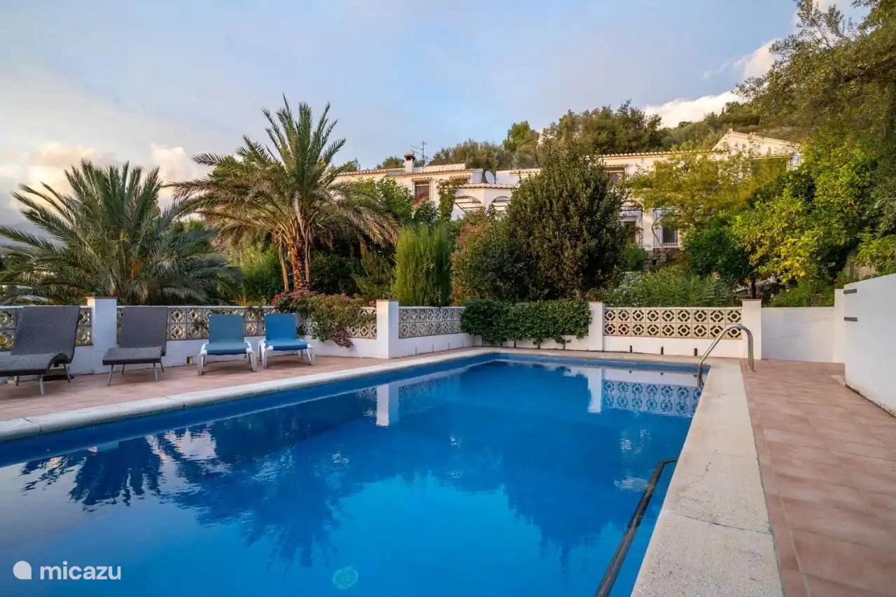 Schwimmbad mit Haus das Haus als Hintergrund