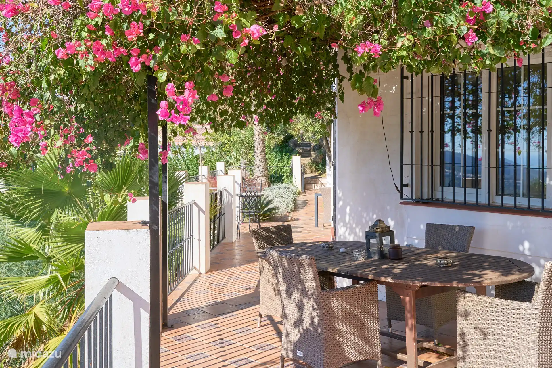 Terrasse mit Schatten der Bucanvilla