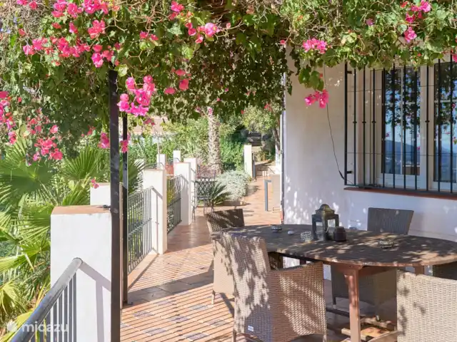 Casa Repisa en España, Andalucía, Cómpeta - villa Terraza con sombra de la Bucanvilla
