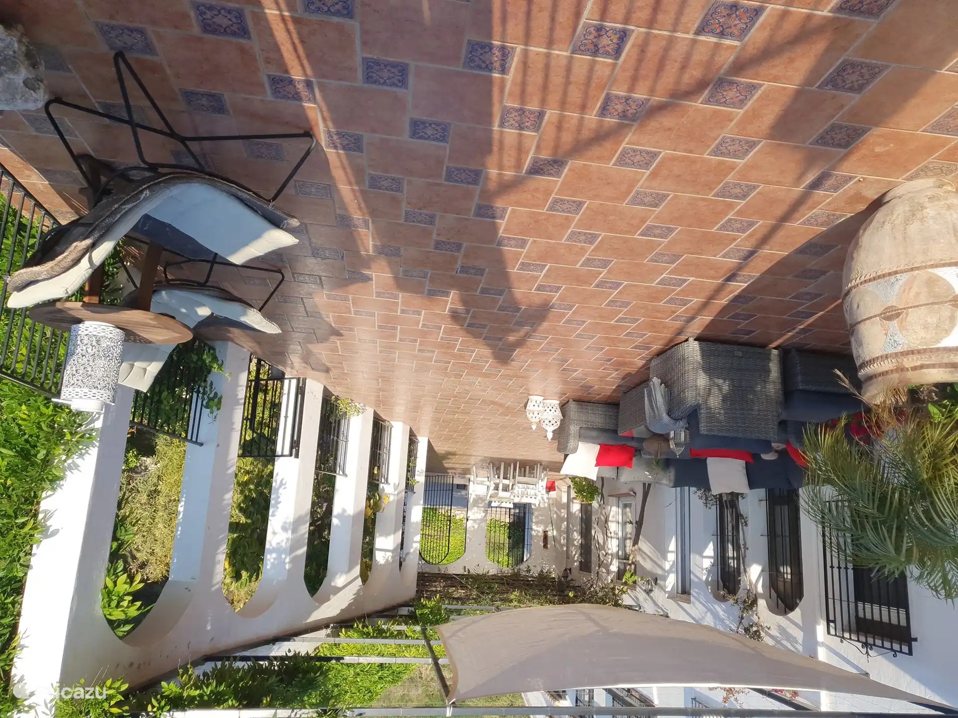 Terrasse zur Straße hin