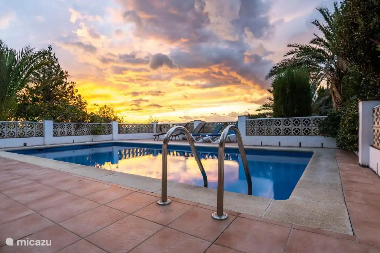 Schwimmbad gegen die untergehende Sonne