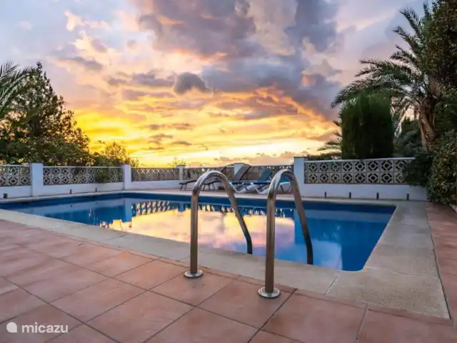 Casa Repisa en España, Andalucía, Cómpeta - villa piscina contra el sol poniente