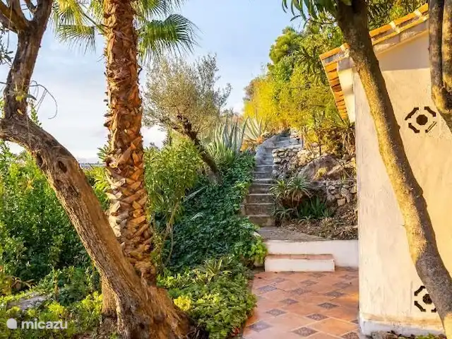 Casa Repisa en España, Andalucía, Cómpeta - villa Terraza detrás de la casa con acceso al jardín detrás de la casa.