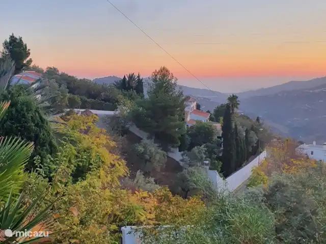 Casa Repisa en España, Andalucía, Cómpeta - villa vista desde la terraza al atardecer