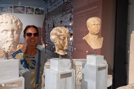 Nicopolis 35 BC museum in Preveza , 25 min van Pogonia.