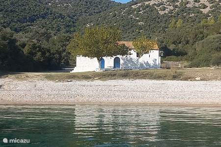 Het kerkje aan Yannis beach op wandelafstand of per boot.