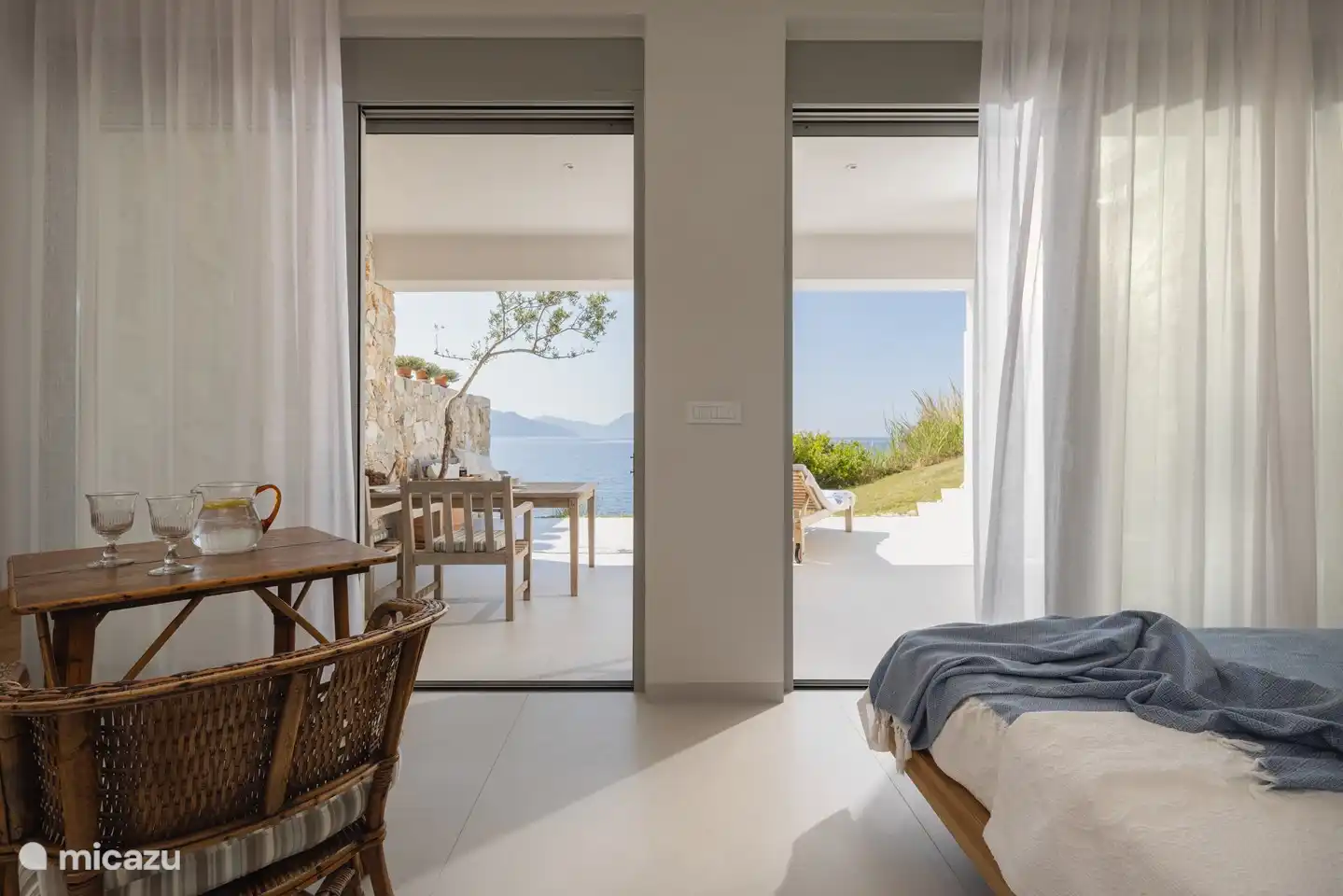 Rollläden an den Fenstern, obwohl es in Griechenland schneller dunkel wird.