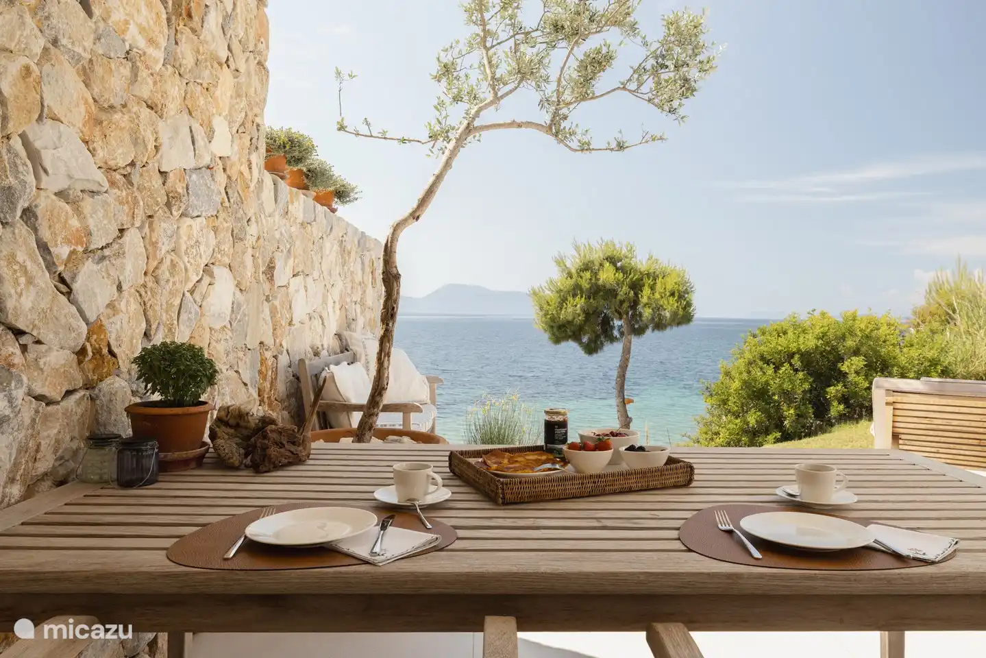 Frühstück auf der Terrasse.