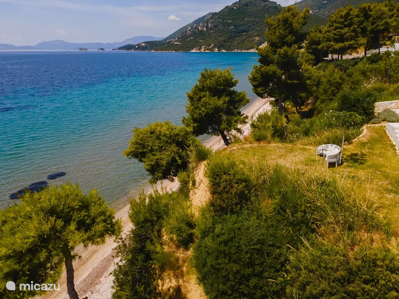 Der idyllische Strand davor.