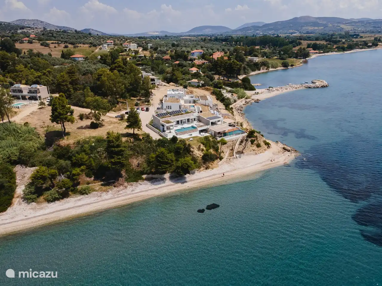 Unten rechts Villa Infinitum 75 m weiter Oben links.... Pool für Atelierbesucher mit Bar.