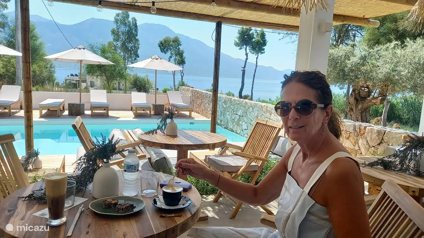 An dieser Poolbar können Sie frühstücken, im Hintergrund sieht man die Villa Infinitum.