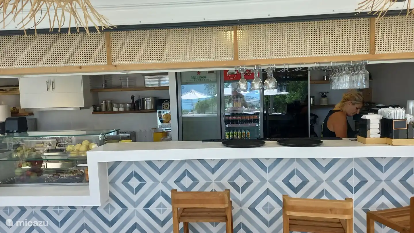 Georgia serviert Ihnen mit einem Lächeln ein leckeres Frühstück / Kaffee / Tee / Wein oder Bier .....