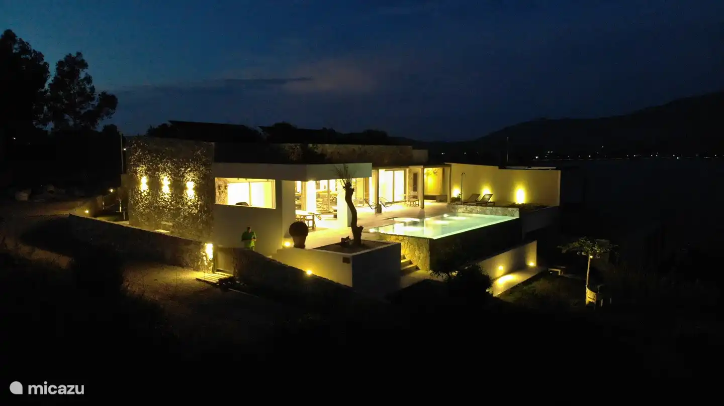 Eingang zum Atelier links durch ein Tor.