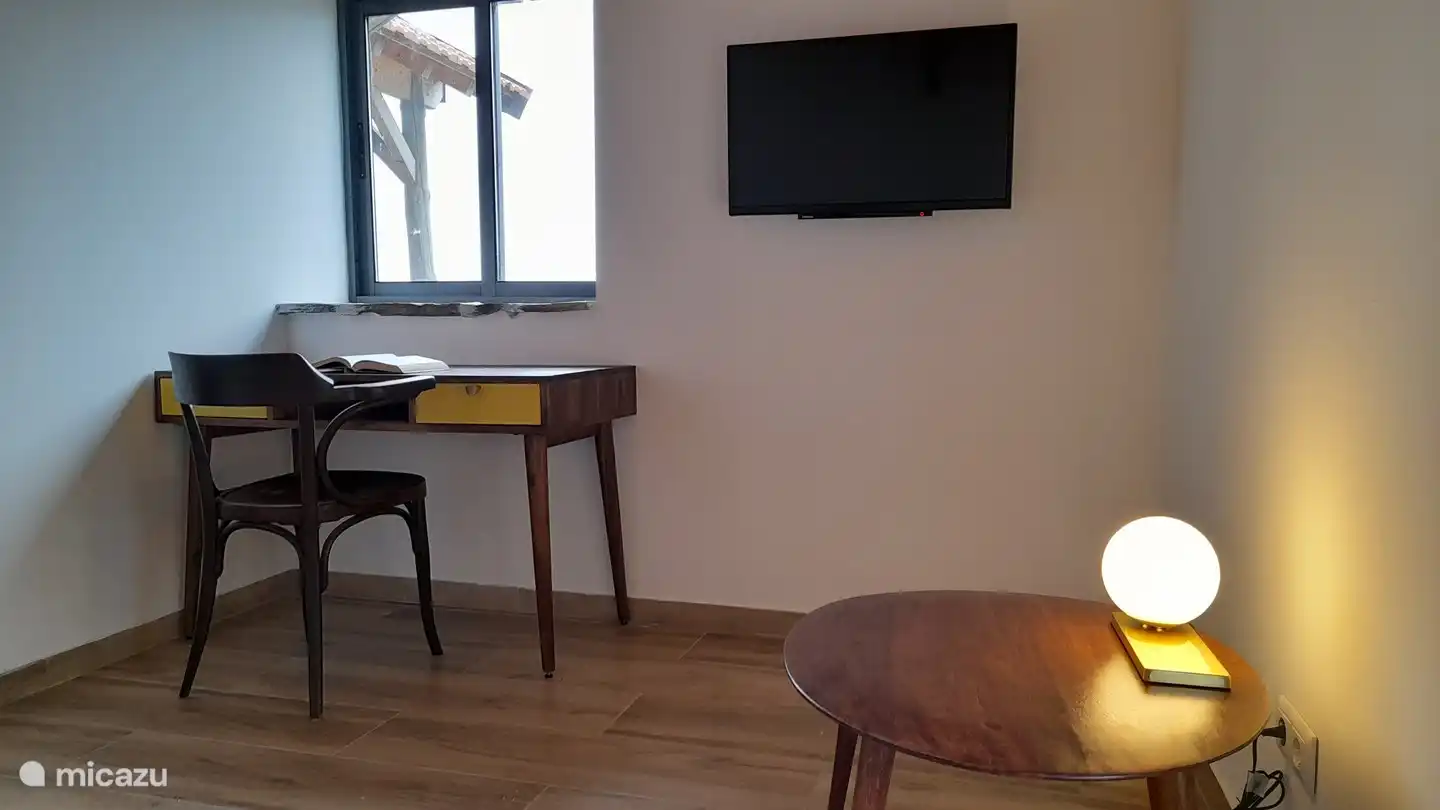 Das zweite Wohnzimmer, mit großem Sofa, Fernseher und Schreibtisch