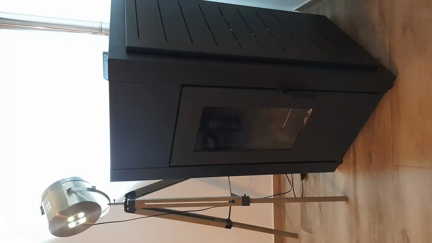 In den Wintermonaten kann das Haus mit einem Pelletofen beheizt werden, der im ganzen Haus an Radiatoren angeschlossen ist