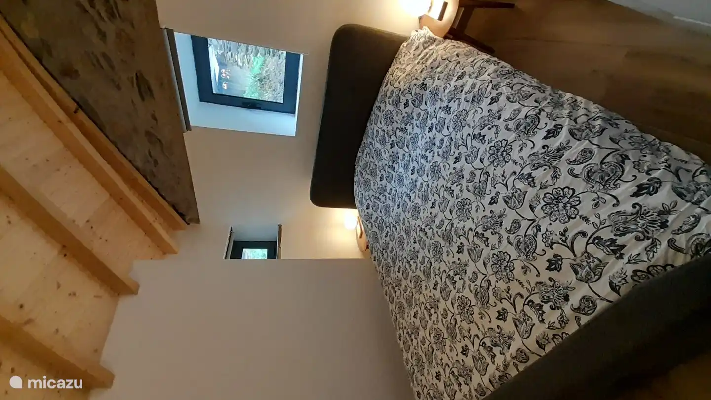 Schlafzimmer Nr. 2 mit Doppelbett und eigenem Bad