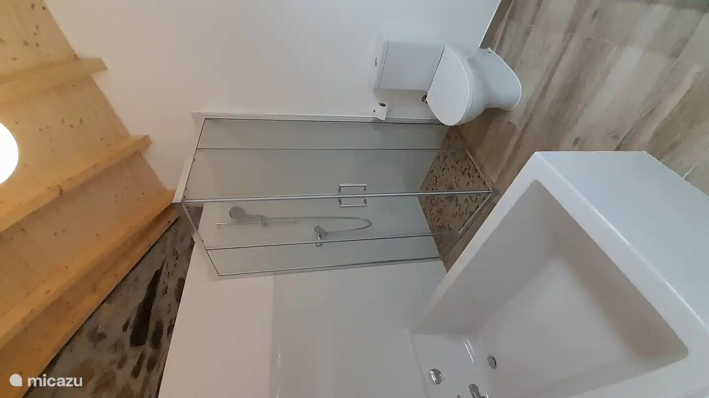 Das Badezimmer ensuite mit Badewanne, Dusche, WC und Doppelwaschbecken