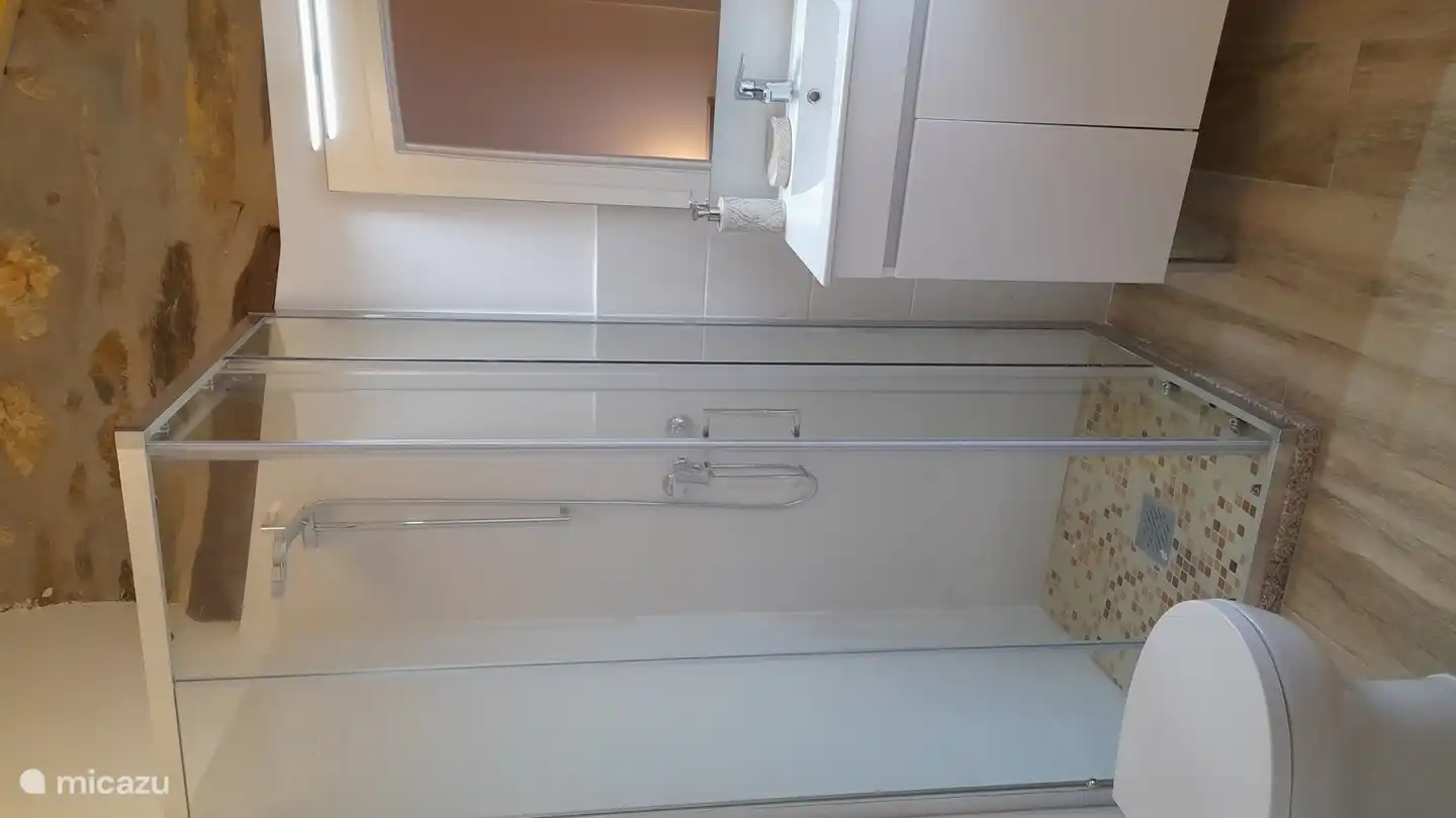 Das zweite (separate) Badezimmer mit Dusche, WC und Waschbecken
