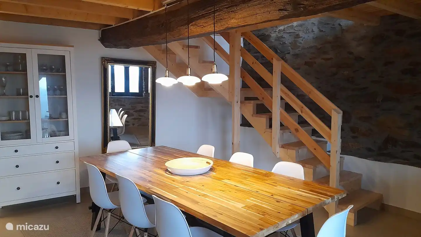 Das Esszimmer mit einem Esstisch für 8 Personen