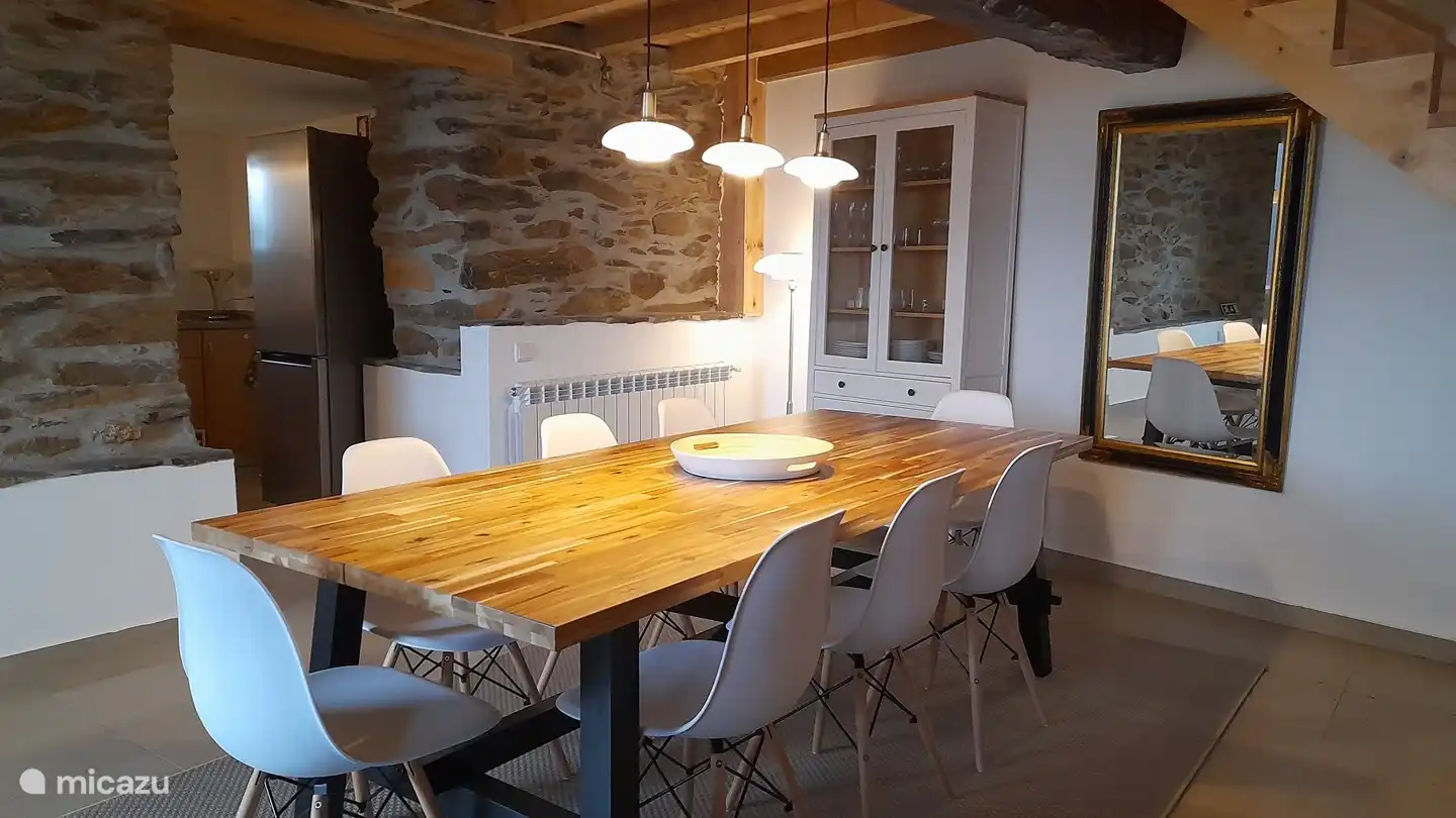 Das Esszimmer mit einem Esstisch für 8 Personen