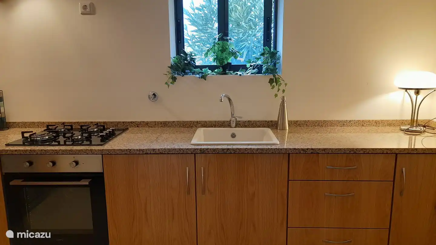 Große Küche mit allen Einrichtungen, einschließlich einer Waschmaschine