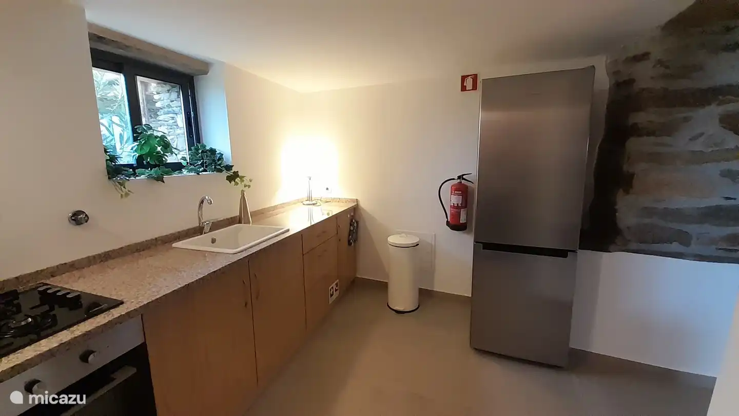 Große Küche mit allen Einrichtungen, einschließlich einer Waschmaschine