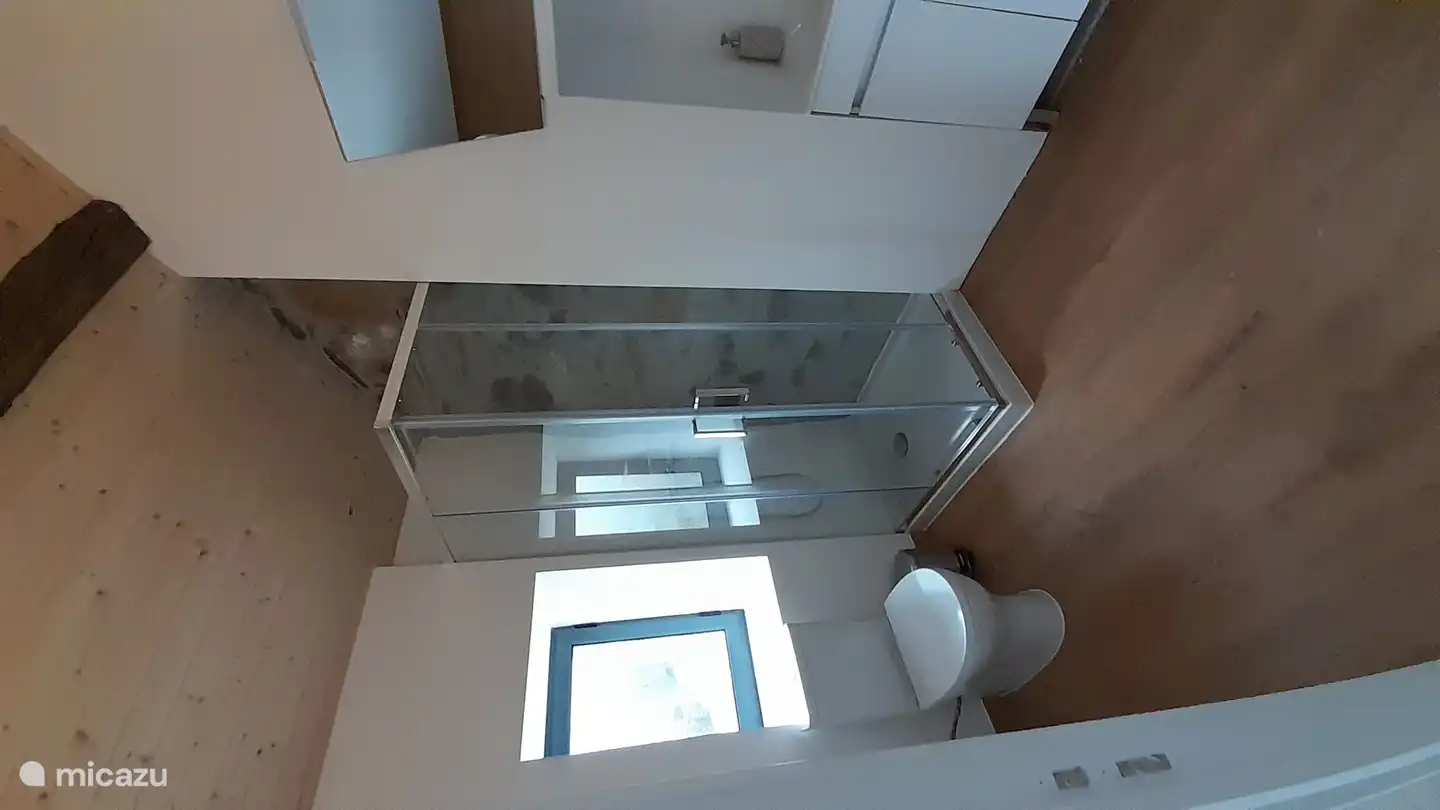 Badezimmer mit Dusche, WC und Waschbecken