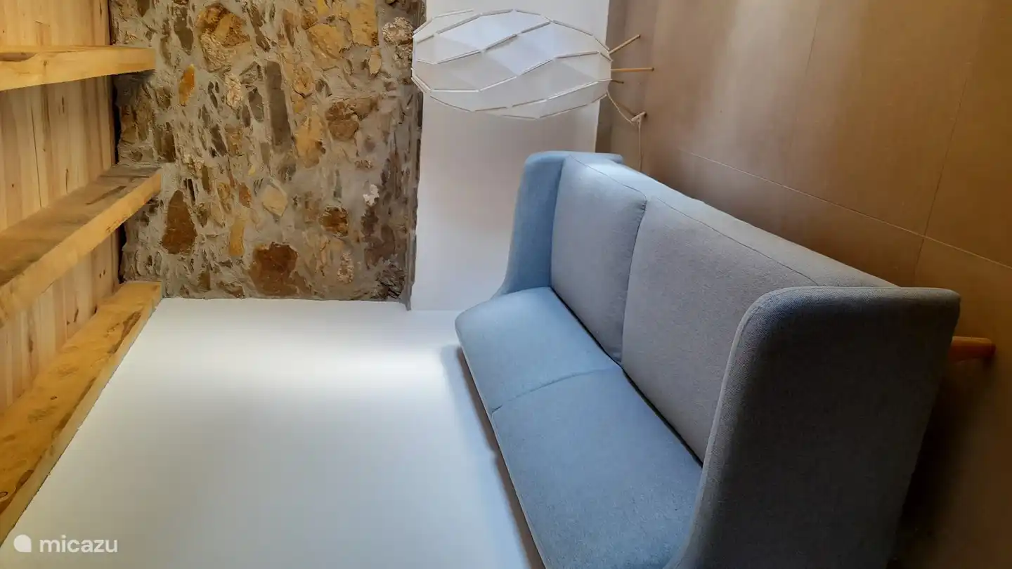 Der Loungebereich im kleinen Haus mit Zugang zum Garten