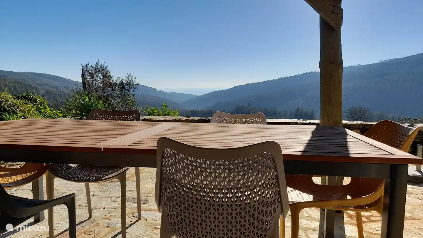 Die Terrasse mit großem Esstisch, gut für 8 Personen