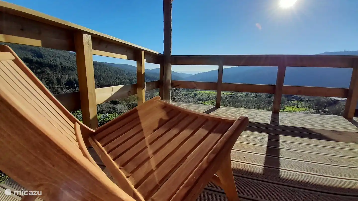 Von der Loggia aus ist die Aussicht noch grandioser. Und was für eine Sonne!