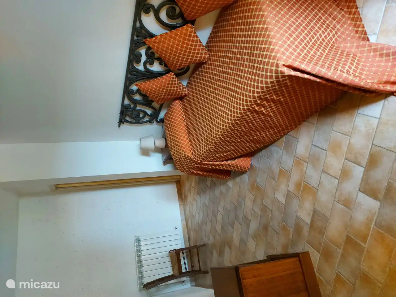 Dormitorio con cama individual