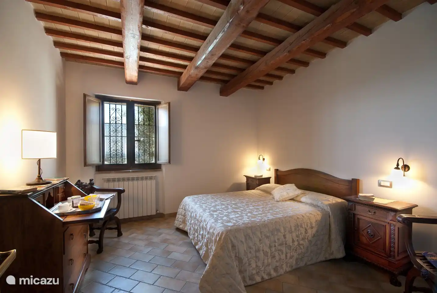 Dormitorio con cama doble