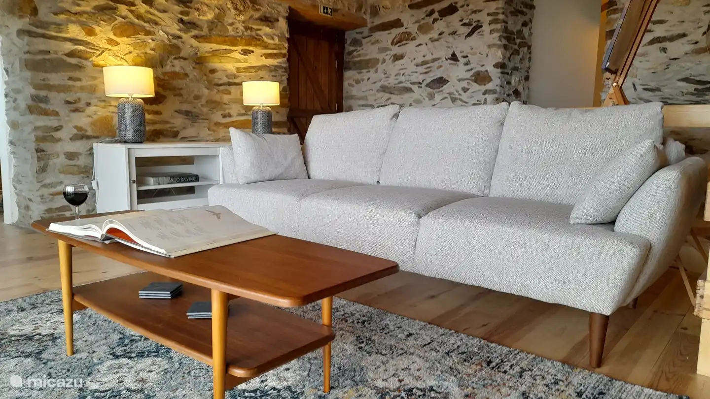 Le salon avec canapé et fauteuils, et d'ici l'accès à la loggia