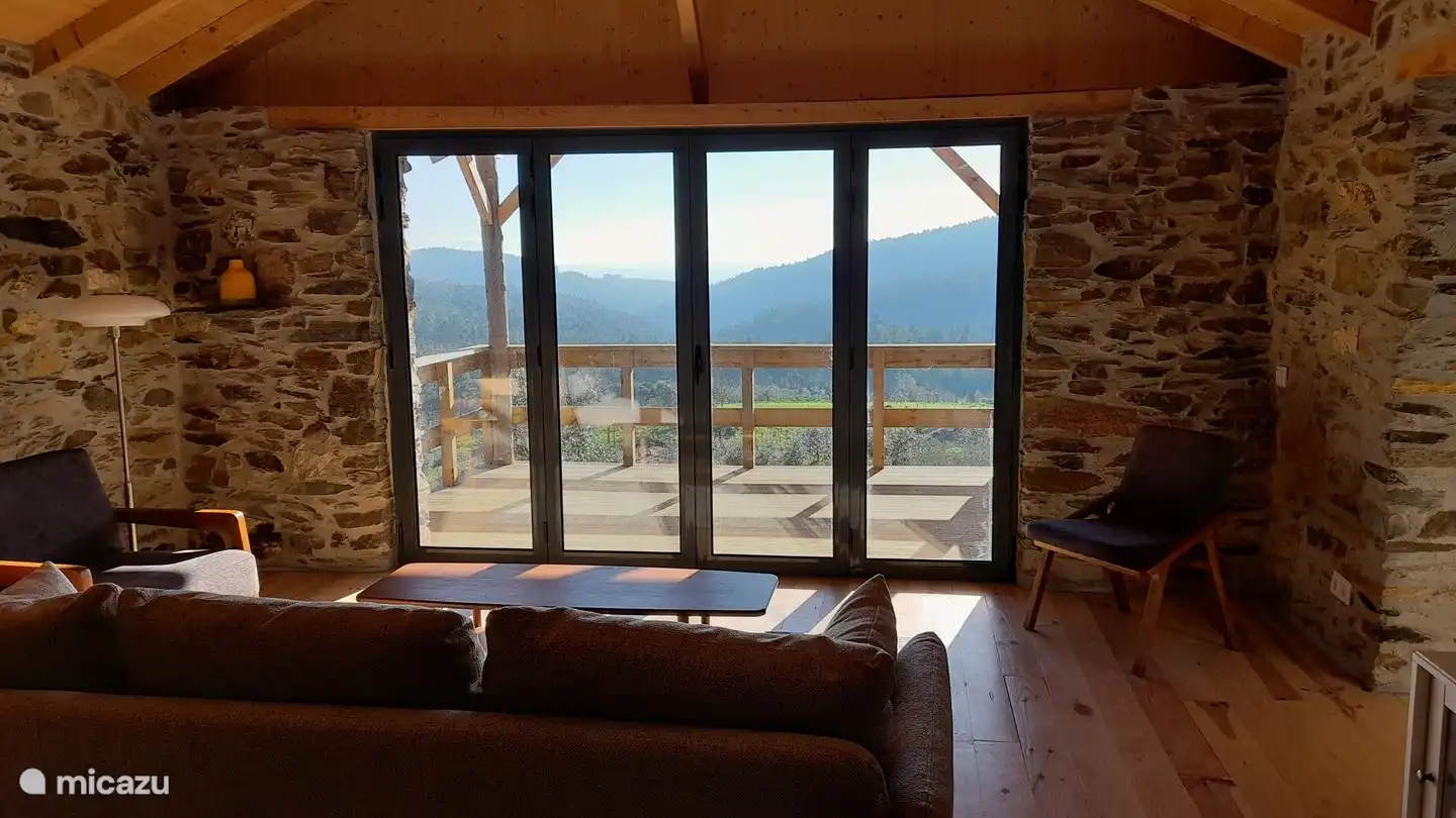 Sur toute la largeur des portes de la loggia