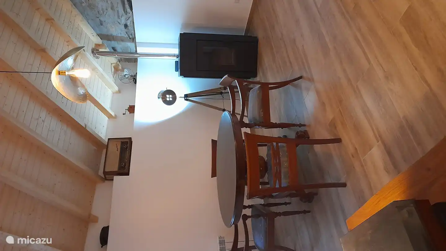 Dans le troisième salon en forme de L, vous trouverez une table ronde avec des chaises, une bibliothèque et un tourne-disque avec des disques