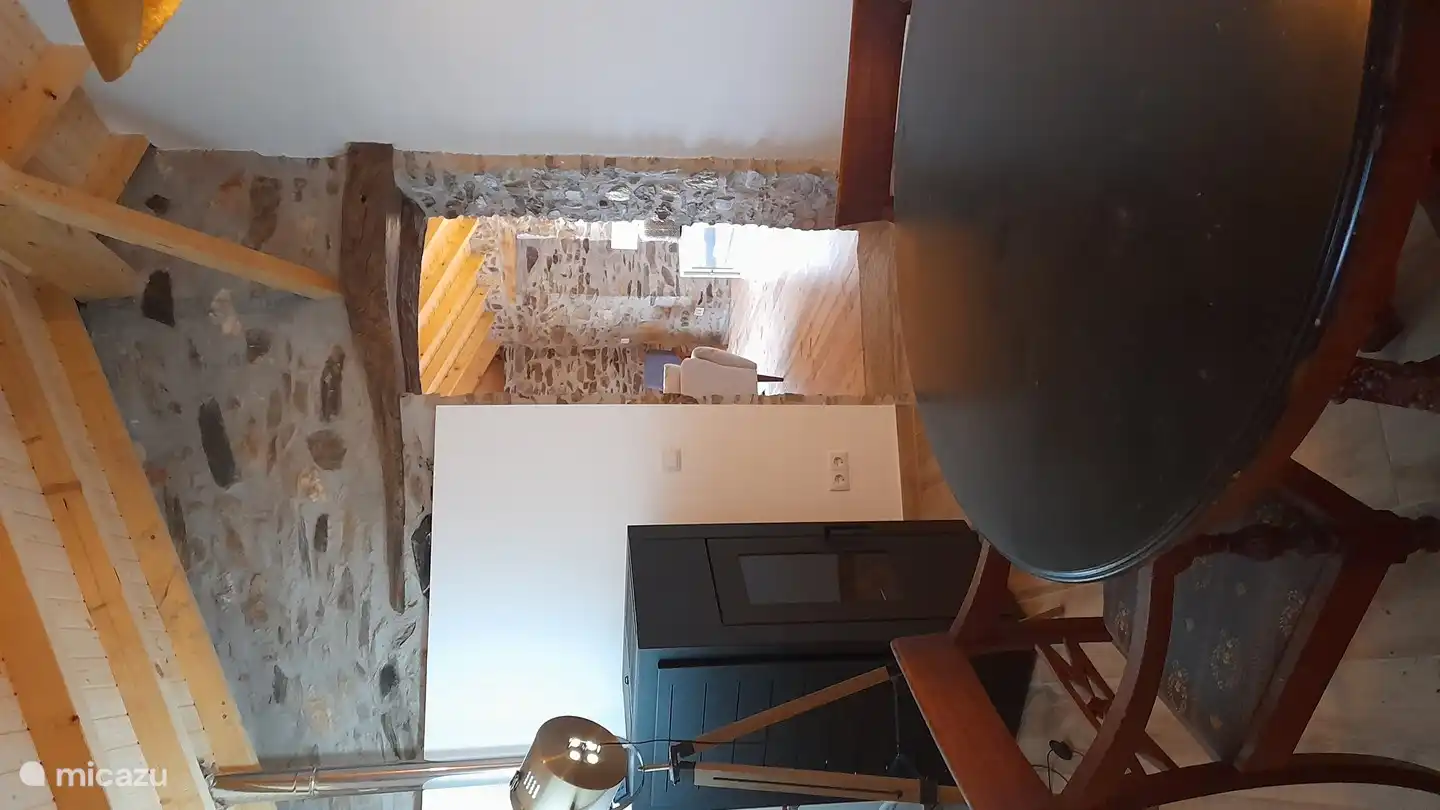 Dans le troisième salon en forme de L, vous trouverez une table ronde avec des chaises, une bibliothèque et un tourne-disque avec des disques