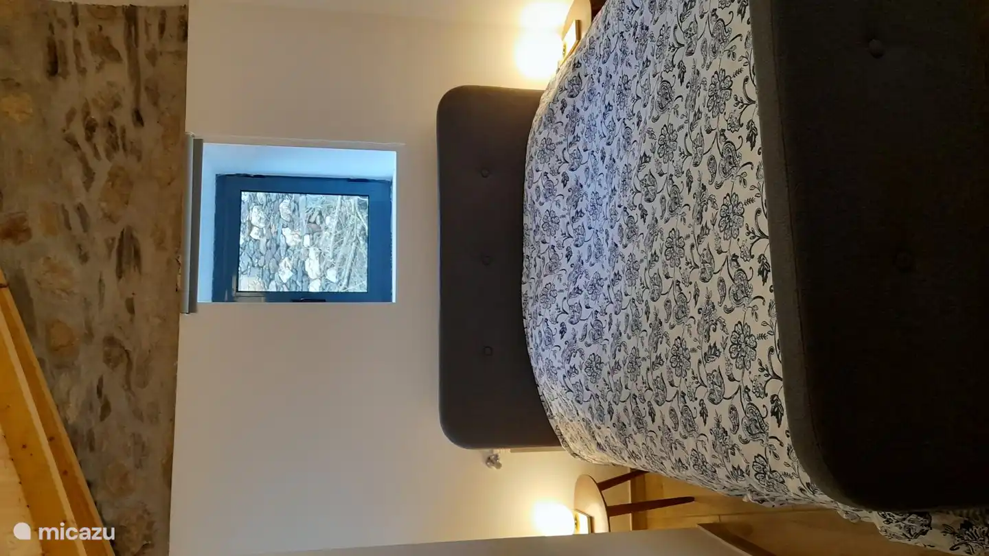 Chambre n°2 avec lit double et salle de bain attenante