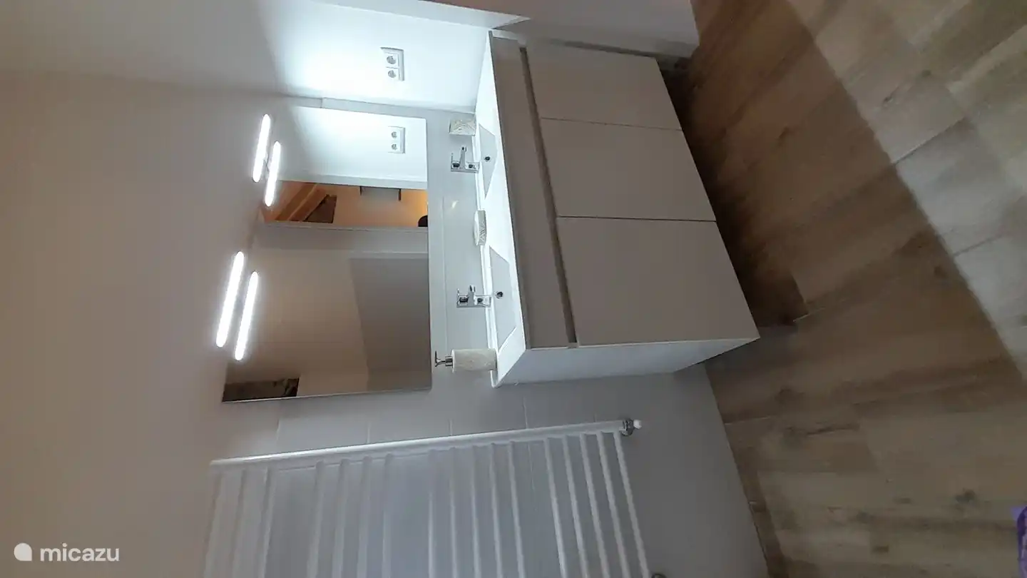 La salle de bain attenante avec baignoire, douche, WC et double vasque