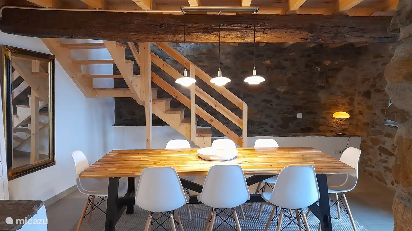 La salle à manger, avec une table à manger pour 8 personnes