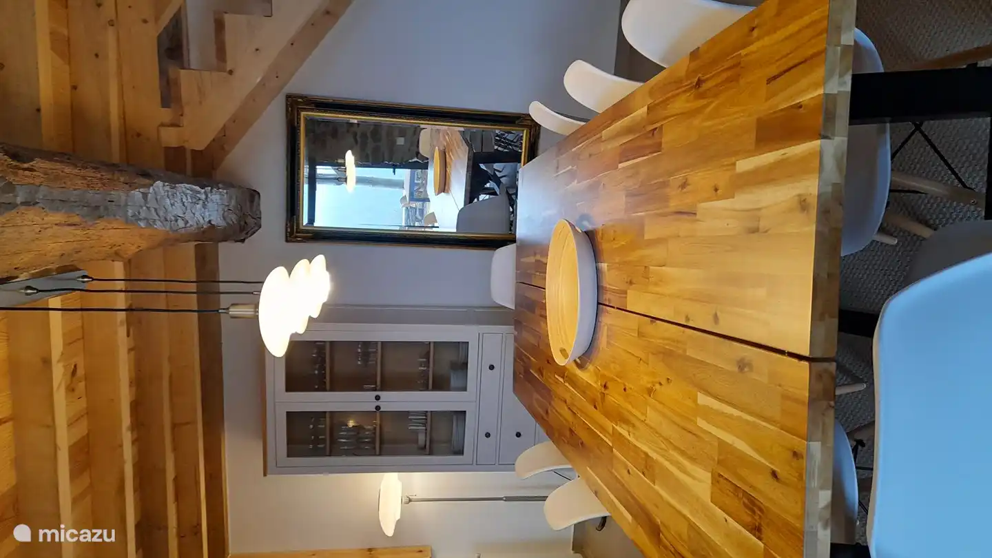 La salle à manger, avec une table à manger pour 8 personnes