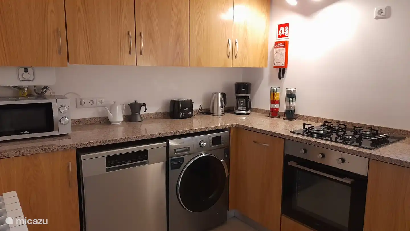 Grande cuisine, avec tous les équipements, y compris une machine à laver