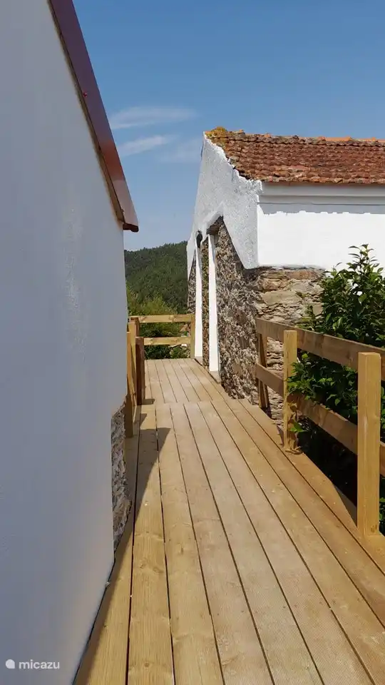 Le pont de liaison en bois entre la grande maison et la petite maison
