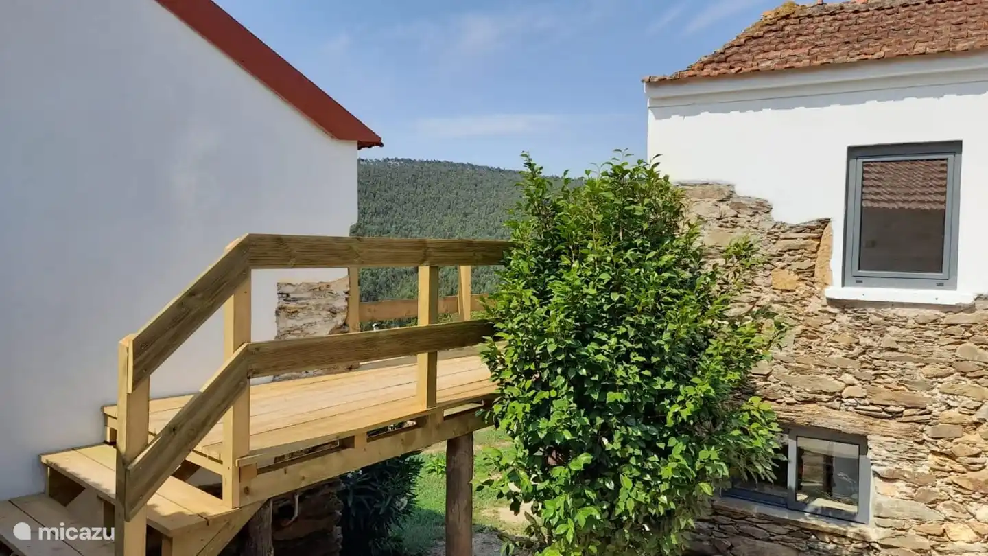 Le pont de liaison en bois entre la grande maison et la petite maison
