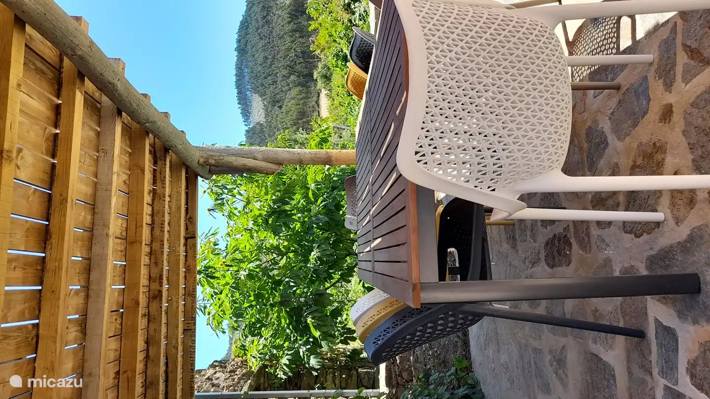 La table à manger extérieure, à l'ombre de la loggia