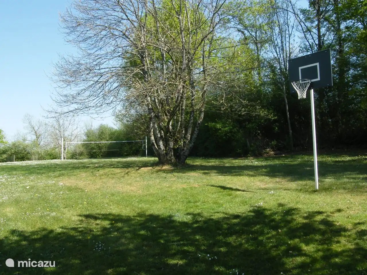 Auf unserem Gelände können Sie Basketball, Fußball und Badminton spielen