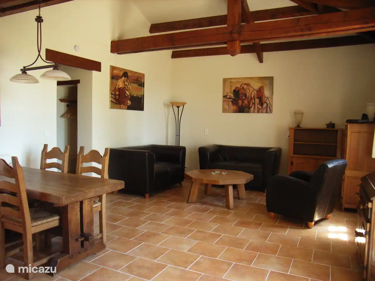 Geräumiges Wohnzimmer.