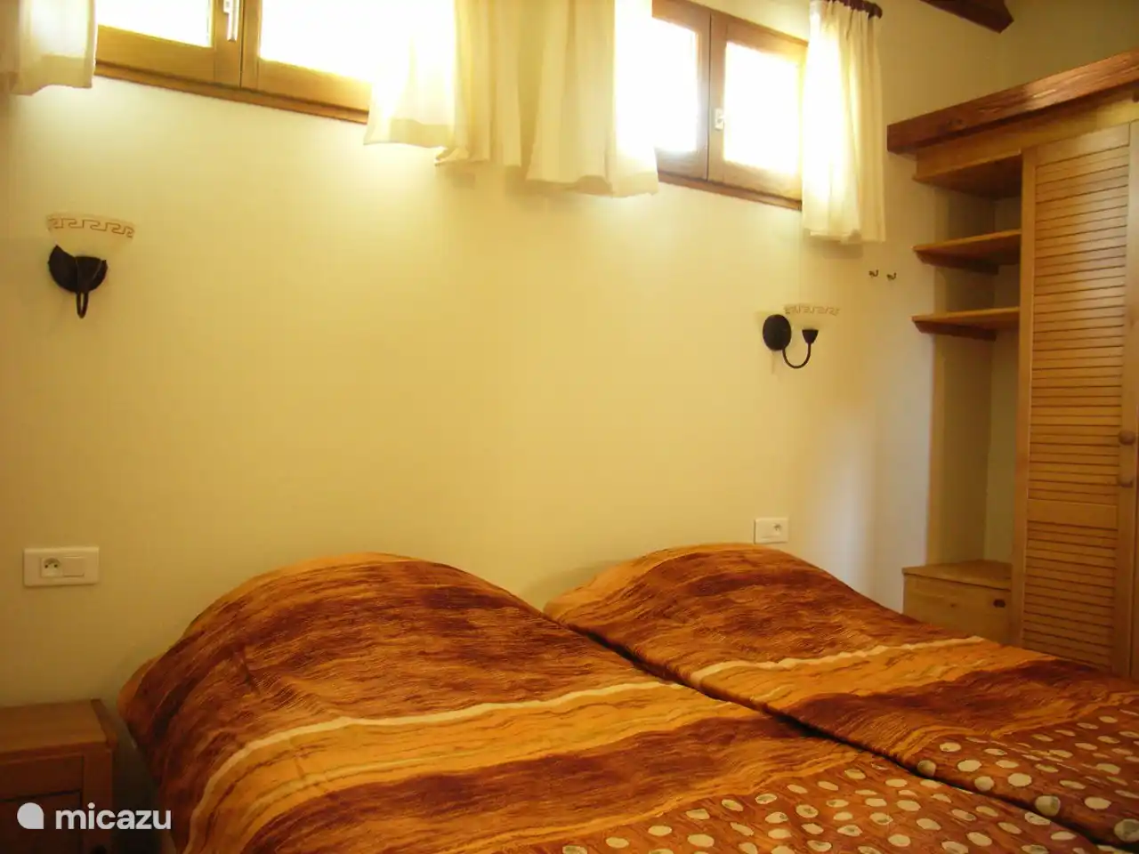 Schlafzimmer mit zwei Boxspringbetten und geräumigem Schrank